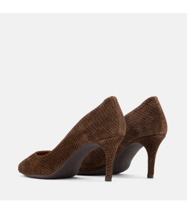 Salón de ante grabada color tabaco. Forro de piel y tacón de 7 cm.