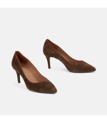 Salón de ante grabada color tabaco. Forro de piel y tacón de 7 cm.