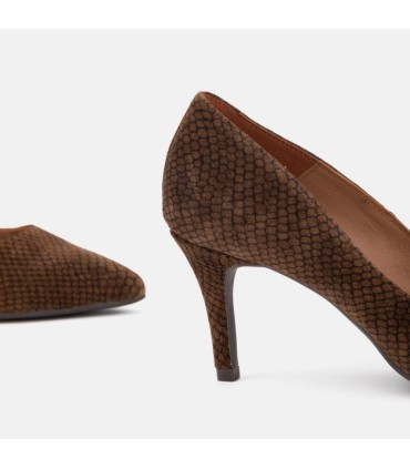 Salón de ante grabada color tabaco. Forro de piel y tacón de 7 cm.