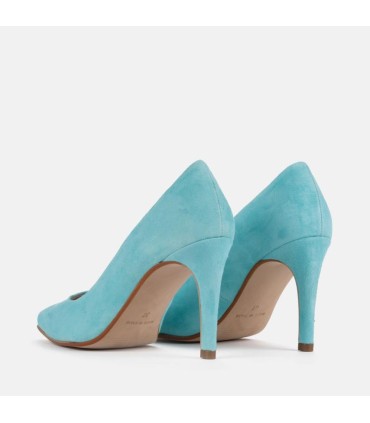 Salón realizado en piel de ante de color azul celeste. Tacón de 9 cm.