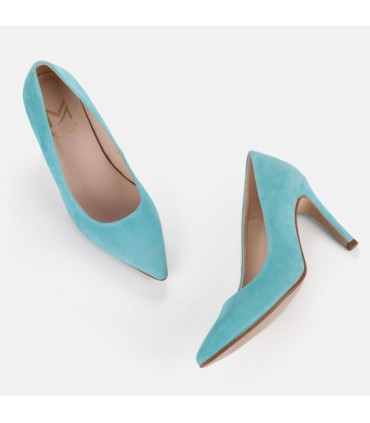 Salón realizado en piel de ante de color azul celeste. Tacón de 9 cm.