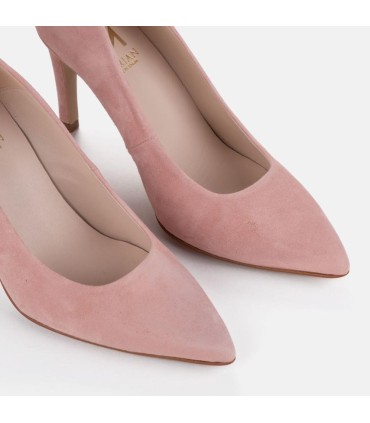 Salón fabricado en piel de ante de color nude.  Tacón de 9 cm.