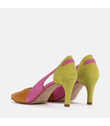 Salón fabricado en ante de color cuero, rosa y verde. Tacón de 7 cm.
