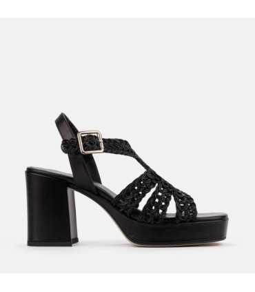 Sandalia de plataforma fabricada en piel negro con detalle trenzado