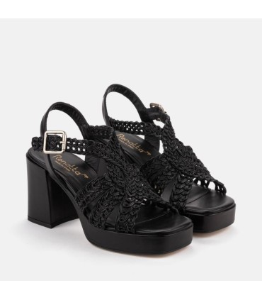 Sandalia de plataforma fabricada en piel negro con detalle trenzado