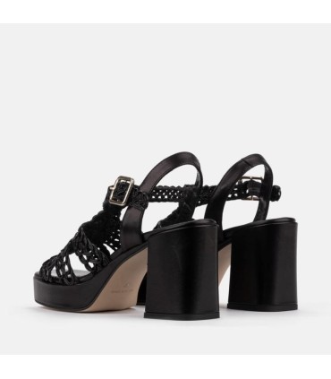 Sandalia de plataforma fabricada en piel negro con detalle trenzado