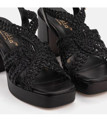 Sandalia de plataforma fabricada en piel negro con detalle trenzado