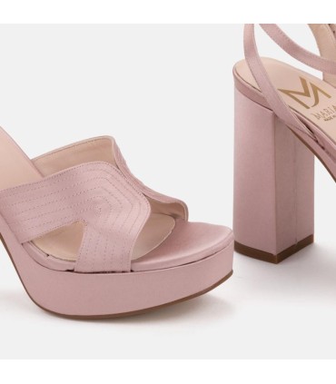 Sandalia fabricada en raso color maquillaje. Tacón de 12 cm.