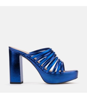 Sandalia de tiras tubulares de piel metalizada azul. Tacón de 12 cm
