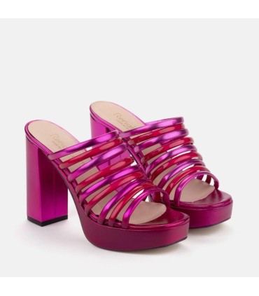 Sandalia de piel metalizada fuxia con tiras tubulares .Tacón de 12 cm.
