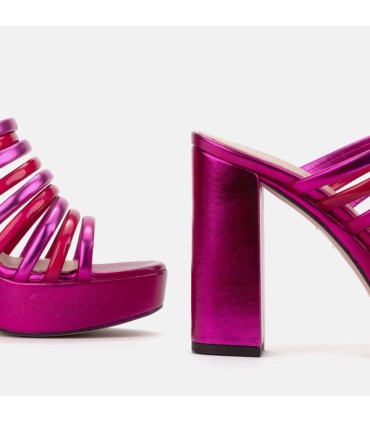 Sandalia de piel metalizada fuxia con tiras tubulares .Tacón de 12 cm.