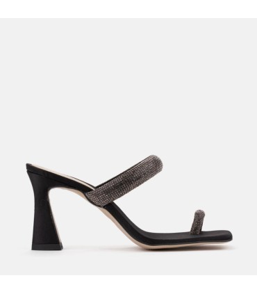 Sandalia joya de raso color negro. Tira de pedrería. Tacón de 9 cm