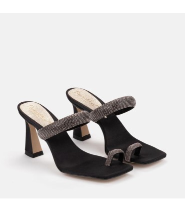 Sandalia joya de raso color negro. Tira de pedrería. Tacón de 9 cm