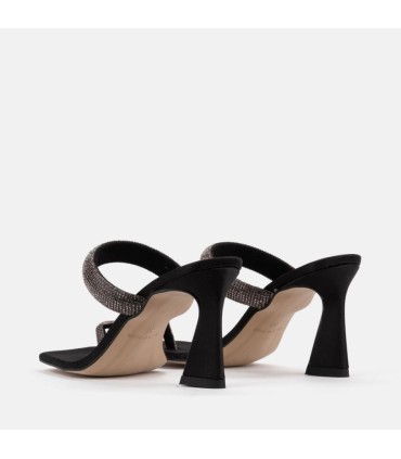 Sandalia joya de raso color negro. Tira de pedrería. Tacón de 9 cm