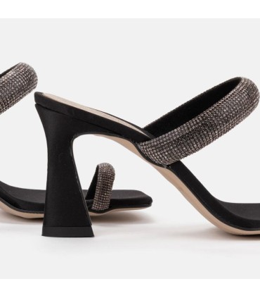 Sandalia joya de raso color negro. Tira de pedrería. Tacón de 9 cm