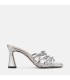 Zueco de tiras cruzadas de piel metalizada color plata. Tacón de 9 cm
