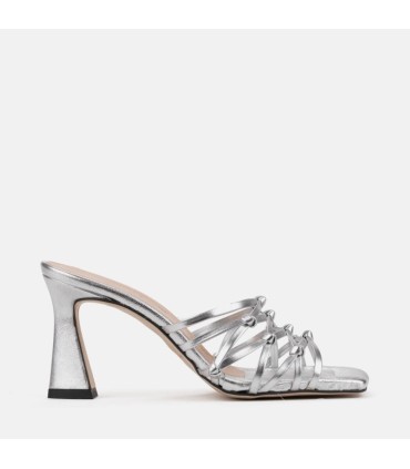 Zueco de tiras cruzadas de piel metalizada color plata. Tacón de 9 cm