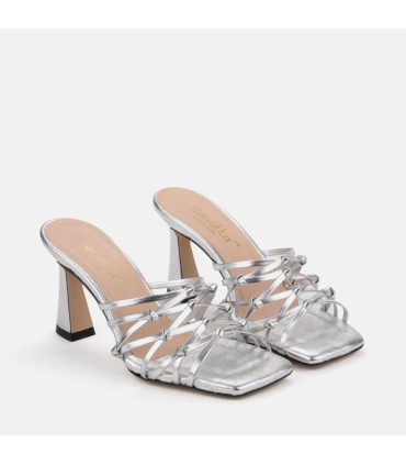 Zueco de tiras cruzadas de piel metalizada color plata. Tacón de 9 cm