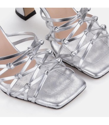 Zueco de tiras cruzadas de piel metalizada color plata. Tacón de 9 cm