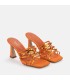 Zueco de tiras de piel metalizada color naranja . Tacón de 9 cm