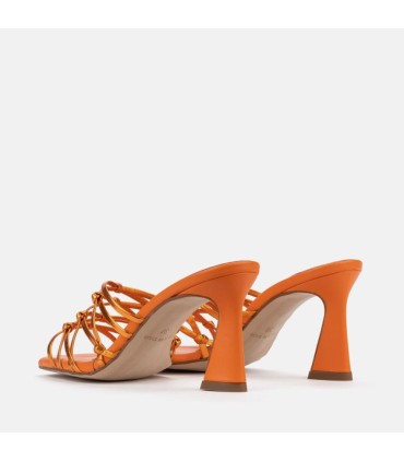 Zueco de tiras de piel metalizada color naranja . Tacón de 9 cm