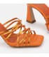 Zueco de tiras de piel metalizada color naranja . Tacón de 9 cm