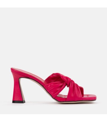 Sandalia de piel color púrpura. Detalle de tiras cruzadas.