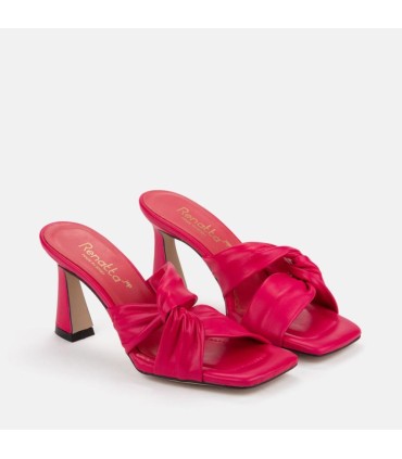 Sandalia de piel color púrpura. Detalle de tiras cruzadas.