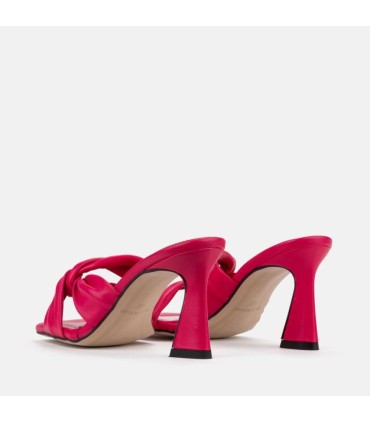 Sandalia de piel color púrpura. Detalle de tiras cruzadas.