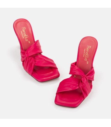 Sandalia de piel color púrpura. Detalle de tiras cruzadas.