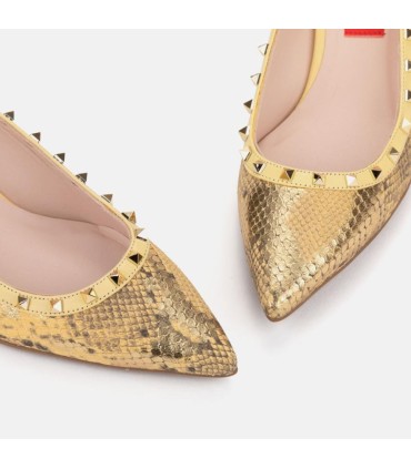 Salón destalonado de piel de serpiente color amarillo. Tacón de 7 cm