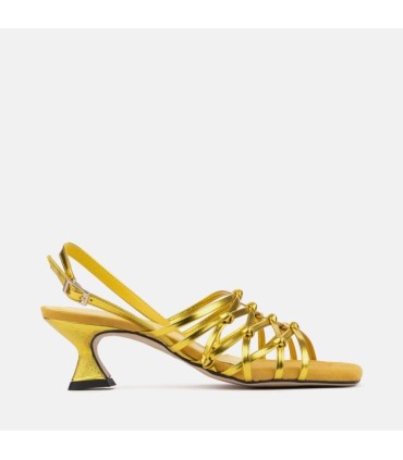Sandalia fabricada en piel metalizada color amarillo y tacón de 5 cm