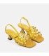 Sandalia fabricada en piel metalizada color amarillo y tacón de 5 cm