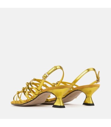 Sandalia fabricada en piel metalizada color amarillo y tacón de 5 cm