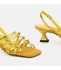 Sandalia fabricada en piel metalizada color amarillo y tacón de 5 cm