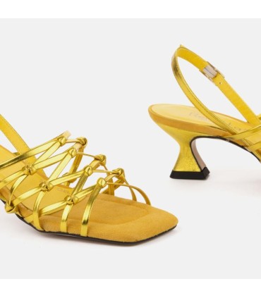 Sandalia fabricada en piel metalizada color amarillo y tacón de 5 cm