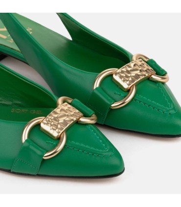 Bailarina destalonada de piel color verde. Adorno de cadena dorada