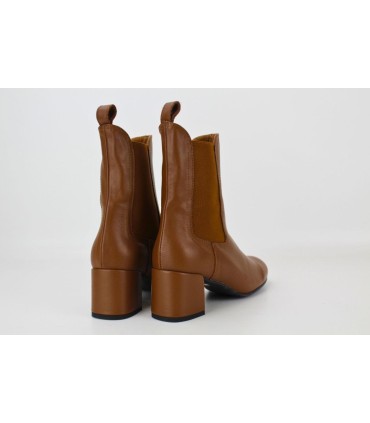 BOTINES CON ELASTICO DE PIEL MARRÓN - ISELL