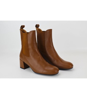 BOTINES CON ELASTICO DE PIEL MARRÓN - ISELL