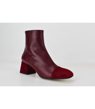 BOTINES EN PIEL CON PUNTERA EN COLOR BURDEOS - IRINA