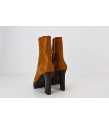 BOTINES DE PIEL MARRÓN CON SUELA NEGRA - INDIANA