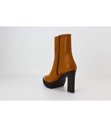 BOTINES DE PIEL MARRÓN CON SUELA NEGRA - INDIANA