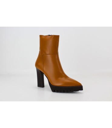 BOTINES DE PIEL MARRÓN CON SUELA NEGRA - INDIANA