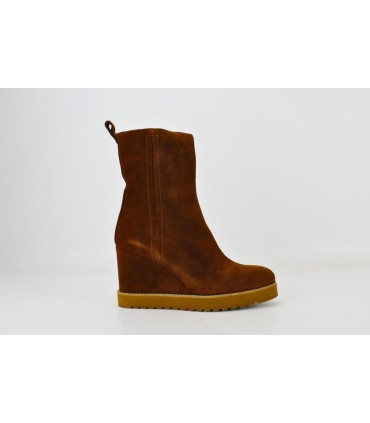 BOTIN EN ANTE MARRON CON TACON CUÑA - HALLE
