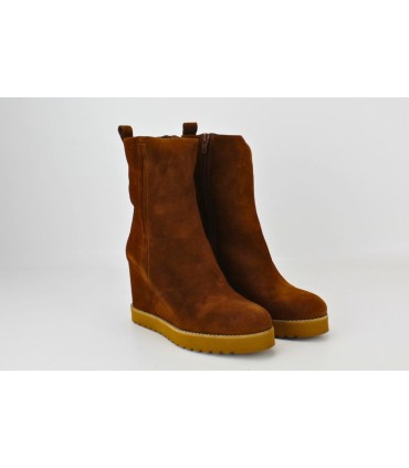 BOTIN EN ANTE MARRON CON TACON CUÑA - HALLE