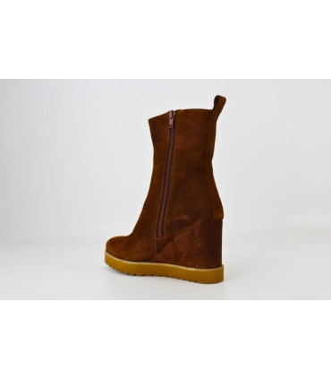 BOTIN EN ANTE MARRON CON TACON CUÑA - HALLE