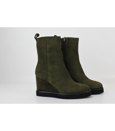 BOTIN EN ANTE VERDE CON TACON CUÑA - HEBE