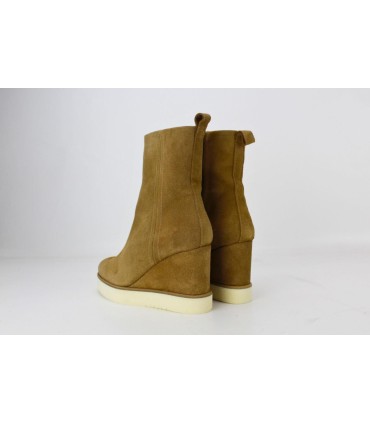 BOTIN EN ANTE MARRON CON TACON CUÑA - HEIDI