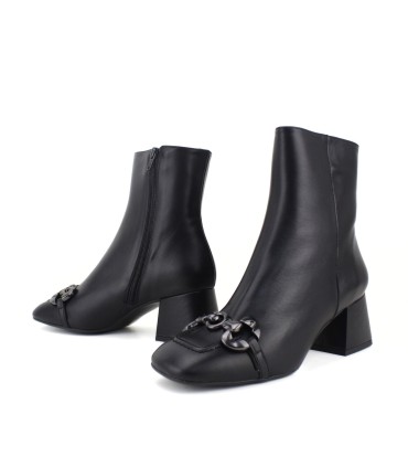 BOTÍN DE PIEL NEGRO CON ADORNO | TACÓN 6 CM |  OLEA
