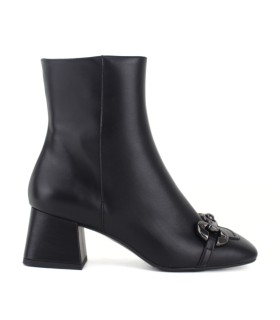 BOTÍN DE PIEL NEGRO CON ADORNO | TACÓN 6 CM |  OLEA